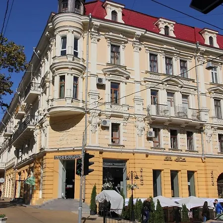 в колоритному одесському дворику, центр Fainorent Odessa